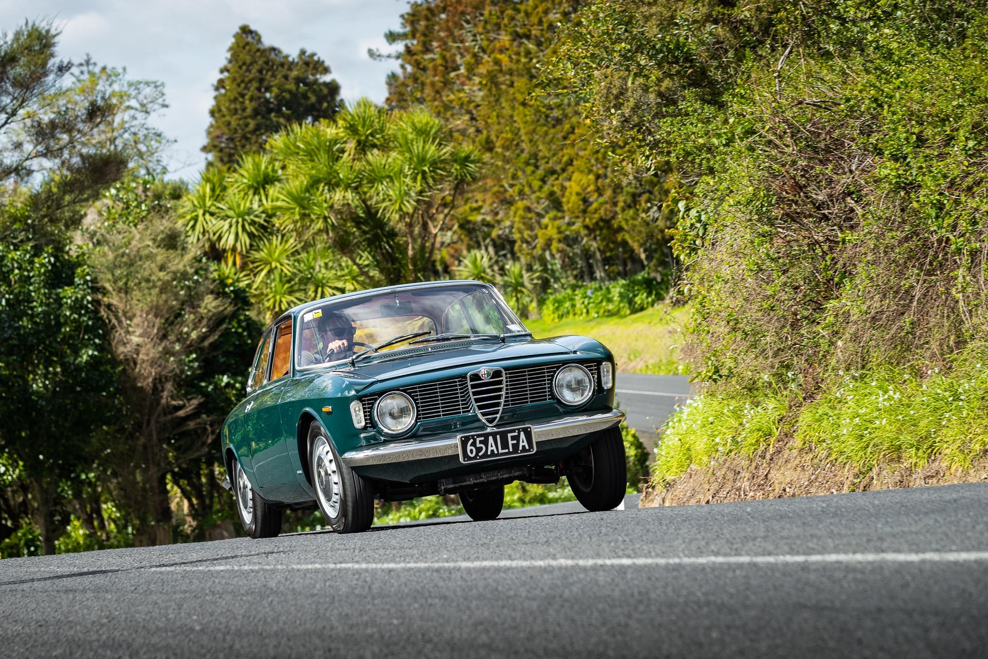 Alfa-Romeo-Giulia-Sprint-GT-taking-a-corner